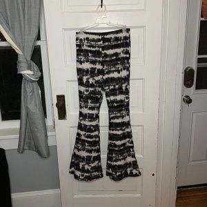 No Boundaries Black & White Striped Bell Bottom Stretchy Pants Size L (11-13)